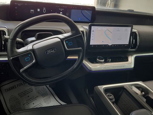 Used 2025 Ford Expedition Platinum image 11