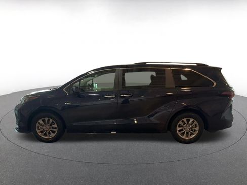 Used 2025 Toyota Sienna XLE FWD image 7