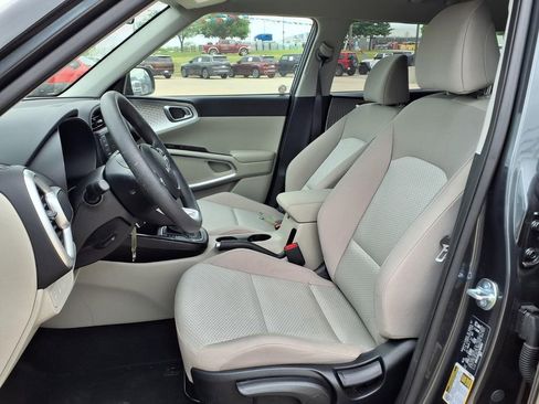 Used 2025 Kia Soul LX w/ LX Technology Package FWD image 13