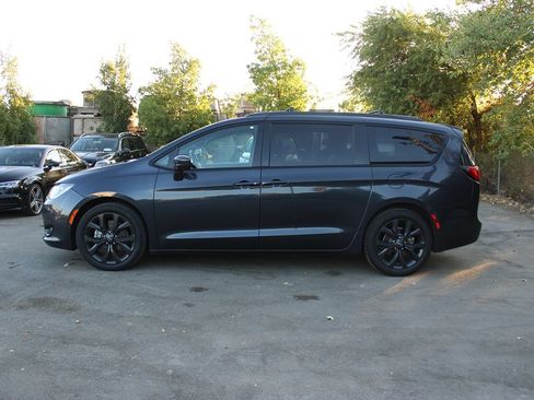Used 2020 Chrysler Pacifica Touring-L Plus w/ Advanced Safetytec Group FWD image 4