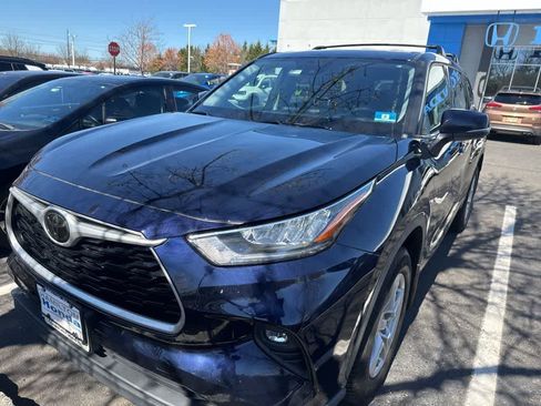 Used 2020 Toyota Highlander LE image 1