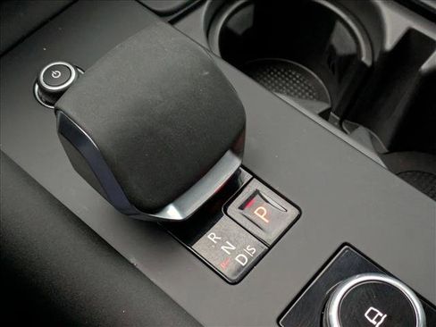 Certified 2025 Land Rover Discovery Dynamic SE image 12