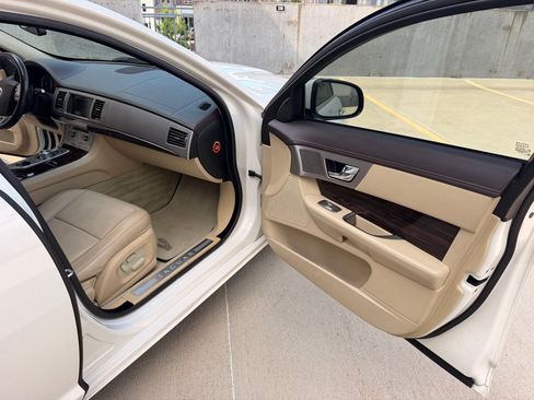 Used 2010 Jaguar XF Premium RWD image 20