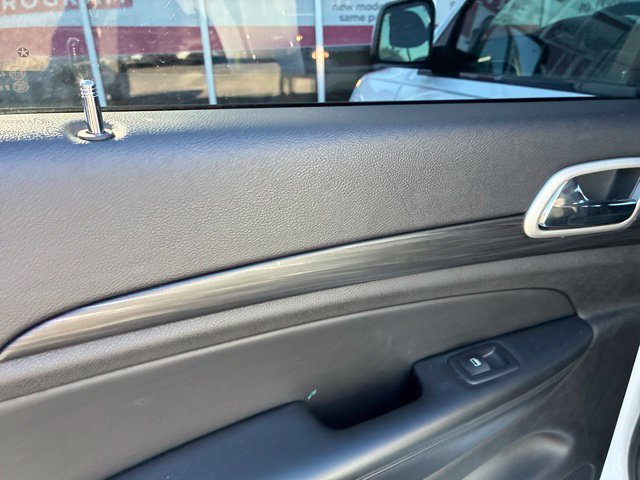 Used 2020 Jeep Grand Cherokee Altitude AWD/4WD image 23