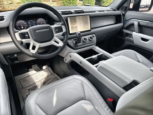 Used 2025 Land Rover Defender 110 X-Dynamic SE AWD/4WD image 13