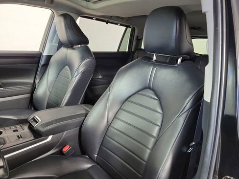 Used 2024 Toyota Highlander XLE FWD image 20