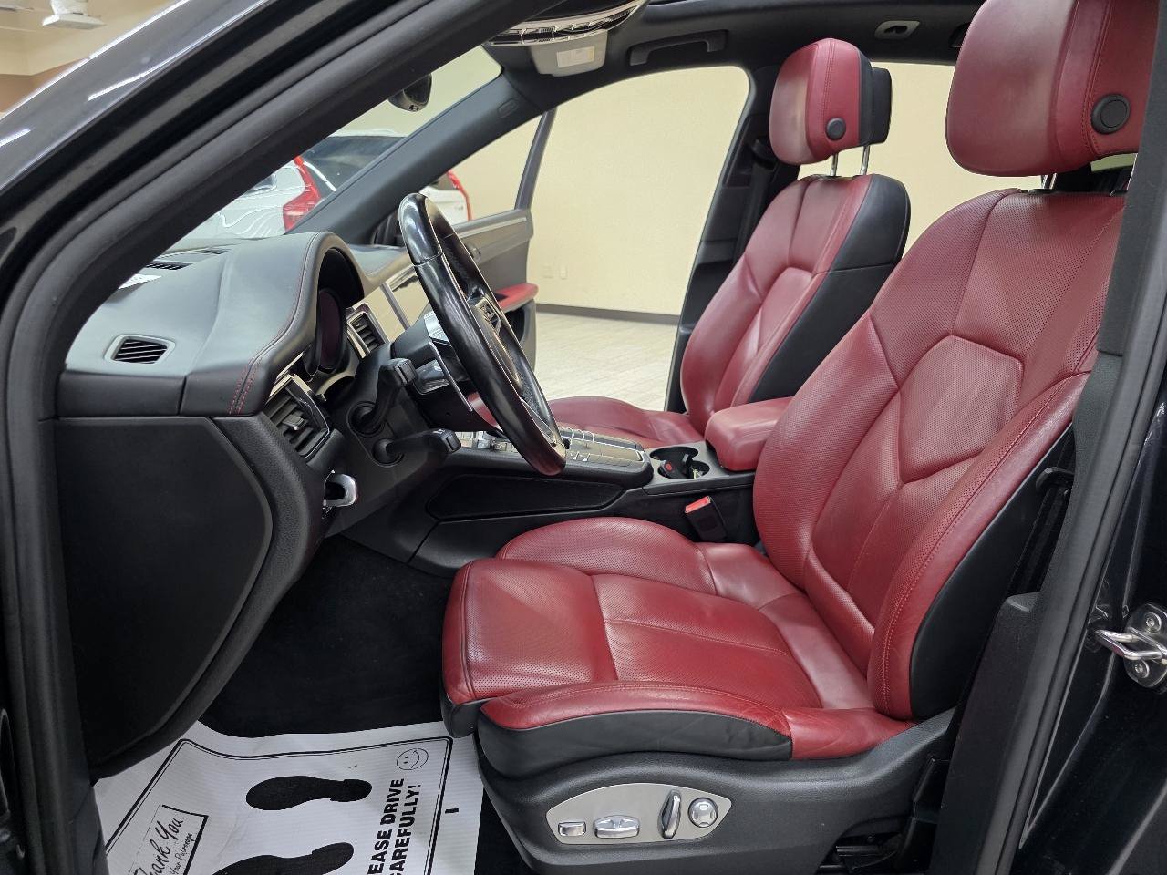 Used 2018 Porsche Macan AWD/4WD image 18