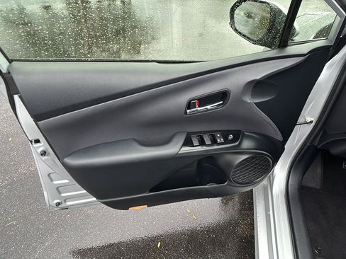 Used 2022 Toyota Prius LE FWD image 6