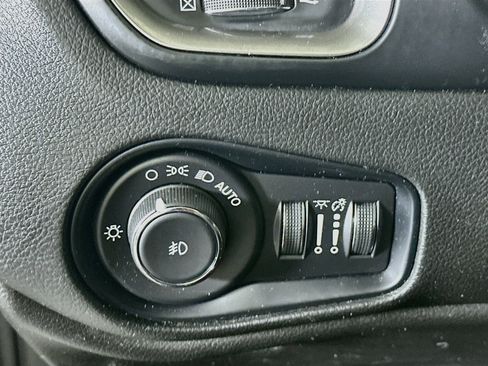 Used 2022 Jeep Renegade Latitude AWD/4WD image 17