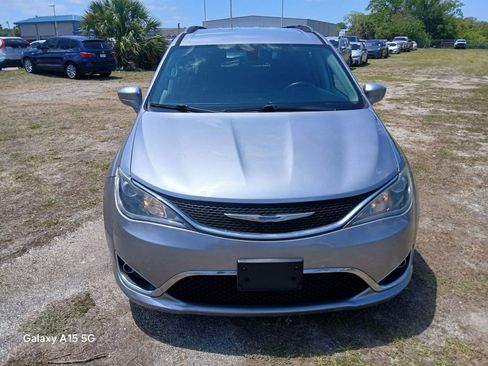 Used 2019 Chrysler Pacifica Touring-L FWD image 3