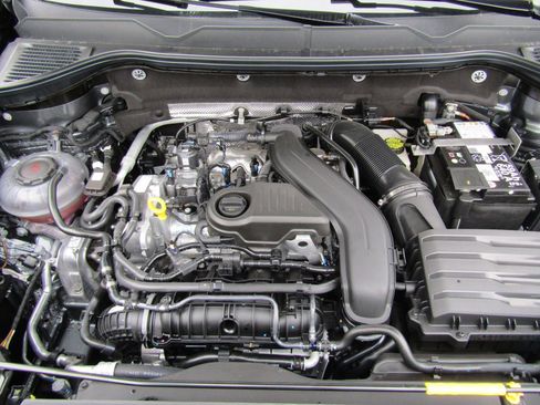 New 2024 Volkswagen Taos SE image 12