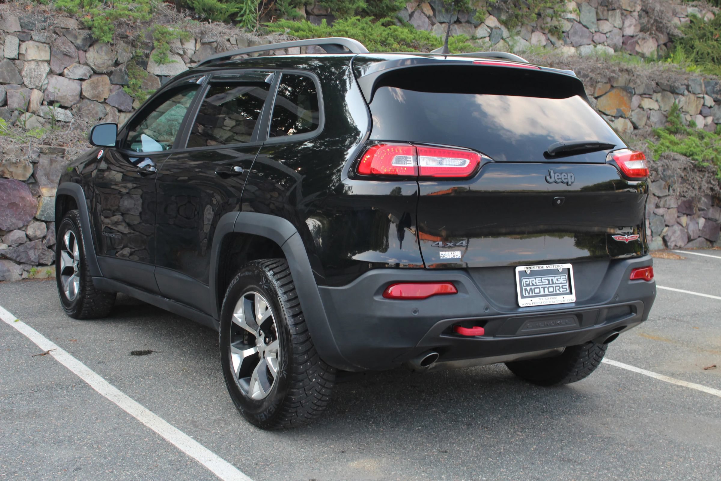 Used 2018 Jeep Cherokee Trailhawk AWD/4WD image 7