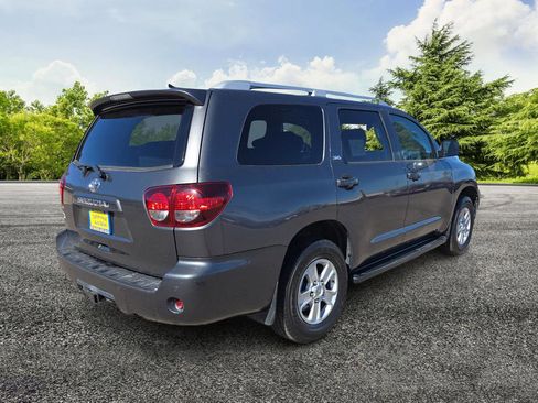 Used 2018 Toyota Sequoia SR5 w/ Carpet Mat Package image 7