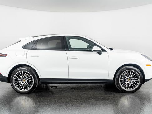 Used 2023 Porsche Cayenne Platinum Edition image 3