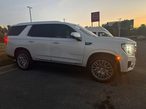 Used 2024 GMC Yukon SLT w/ SLT Luxury Package RWD image 3