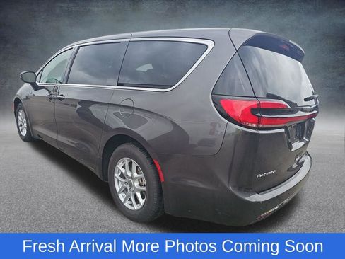 Used 2023 Chrysler Pacifica Touring-L image 8