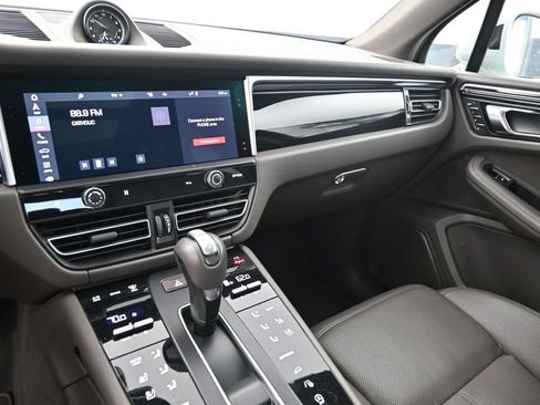 Used 2024 Porsche Macan AWD/4WD image 21