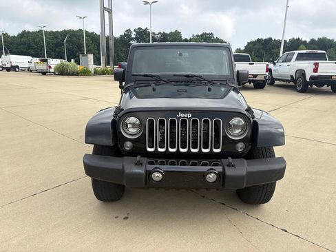 Used 2017 Jeep Wrangler Unlimited Sahara AWD/4WD image 9