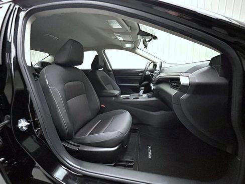 Used 2025 Nissan Altima 2.5 SV FWD image 15