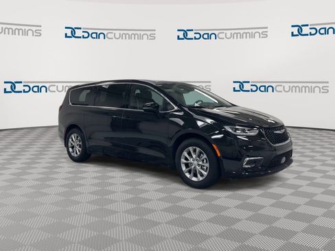 New 2026 Chrysler Pacifica Limited FWD image 2
