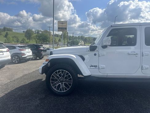Used 2023 Jeep Wrangler Unlimited Sahara AWD/4WD image 10