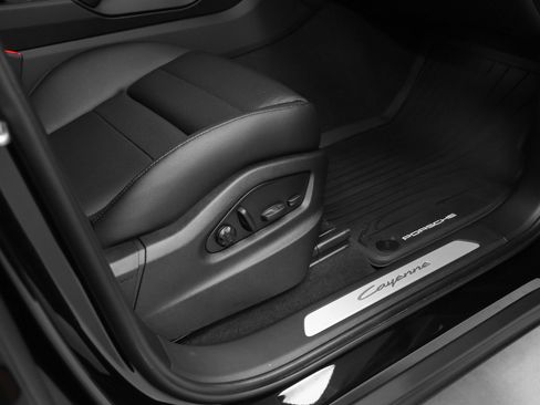 Certified 2025 Porsche Cayenne image 17