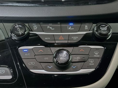 Used 2023 Chrysler Pacifica Touring-L image 23