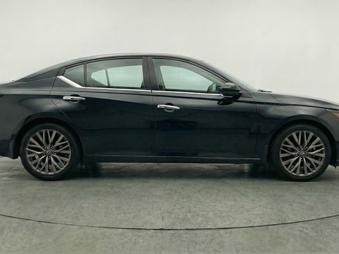 Used 2025 Nissan Altima 2.5 SV FWD image 11