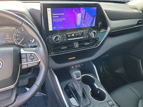 Used 2023 Toyota Highlander XLE FWD image 25