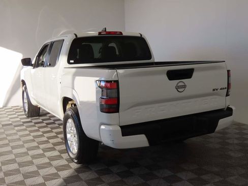 Used 2023 Nissan Frontier SV image 3
