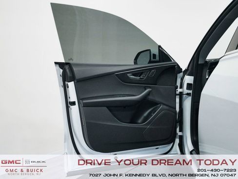 Used 2023 Audi Q8 Premium image 10