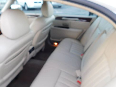 Used 2004 Lincoln Town Car Signature image 19