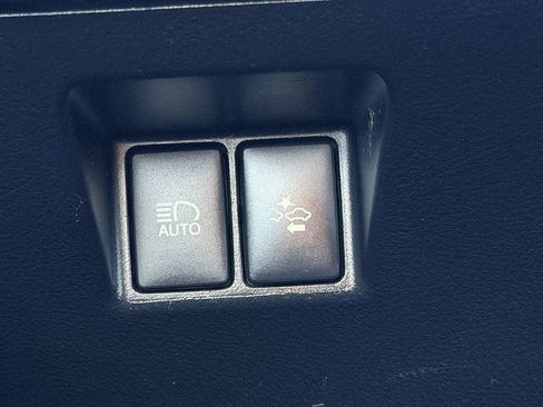 Used 2017 Toyota Yaris L image 11