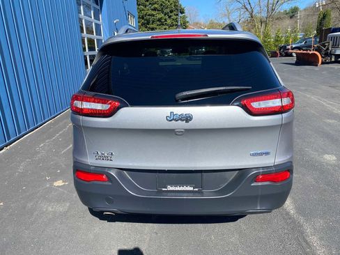 Used 2017 Jeep Cherokee Latitude w/ Comfort/Convenience Group AWD/4WD image 11