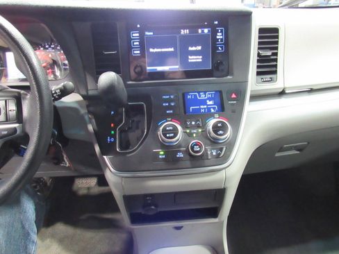 Used 2016 Toyota Sienna LE image 20