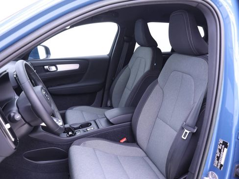 Certified 2024 Volvo XC40 B5 Core image 9