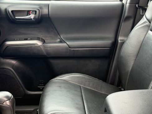 Used 2019 Toyota Tacoma TRD Sport AWD/4WD image 10