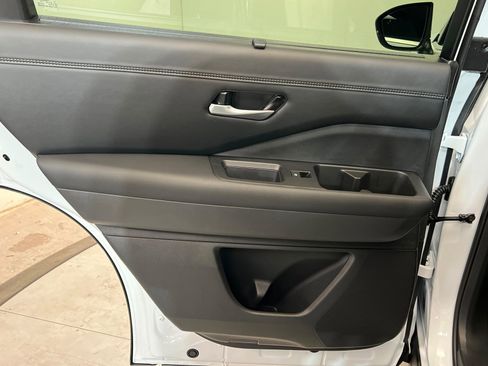 New 2026 Nissan Pathfinder Platinum image 18