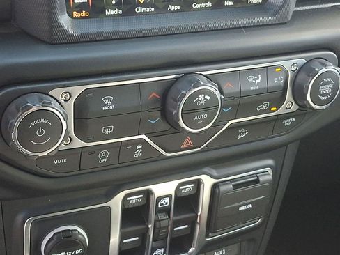 Used 2018 Jeep Wrangler Unlimited Sahara AWD/4WD image 16