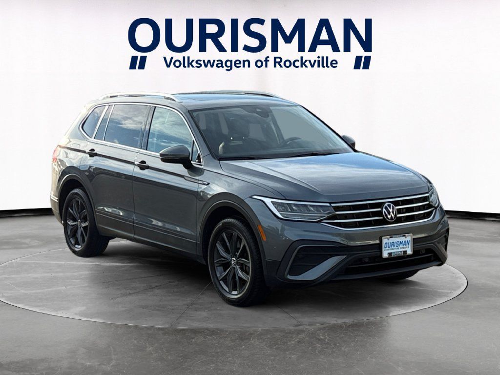 Used 2023 Volkswagen Tiguan SE w/ Panoramic Sunroof Package AWD/4WD image 1