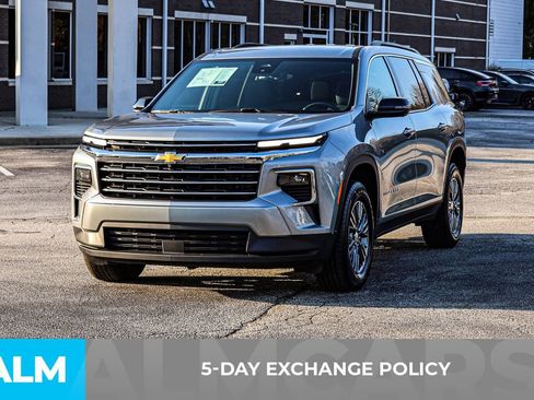 Used 2024 Chevrolet Traverse LT image 3