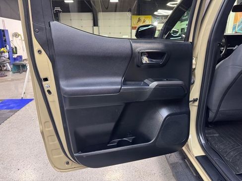 Used 2017 Toyota Tacoma TRD Sport AWD/4WD image 14