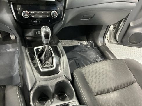 Used 2020 Nissan Rogue SV image 16