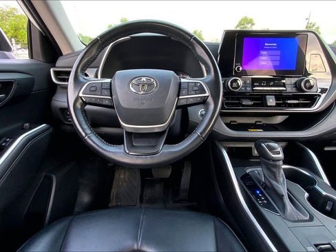 Used 2023 Toyota Highlander XLE image 6