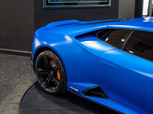 Used 2020 Lamborghini Huracan EVO RWD image 3