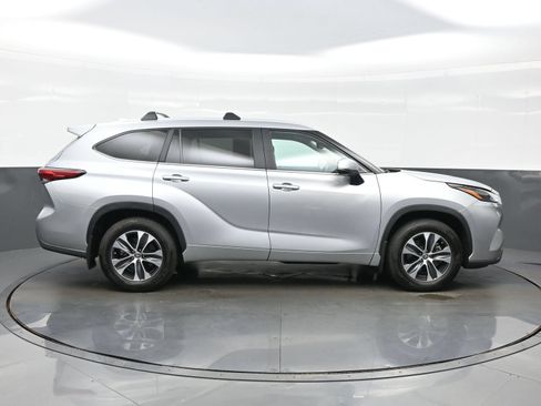 Used 2023 Toyota Highlander XLE AWD/4WD image 7