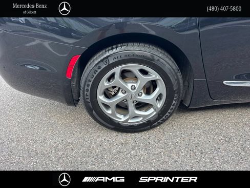 Used 2023 Chrysler Pacifica Limited FWD image 5