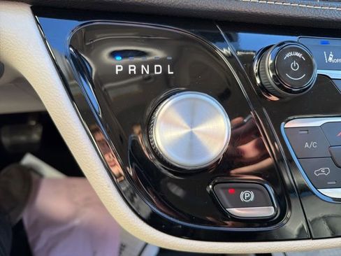 Used 2024 Chrysler Pacifica Select image 20