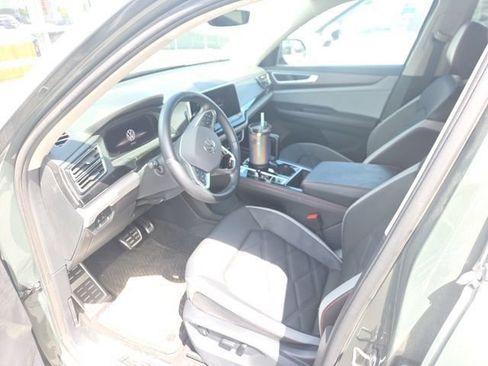 Used 2024 Volkswagen Atlas Peak Edition SE AWD/4WD image 9