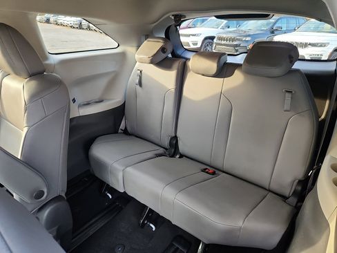 Used 2021 Toyota Sienna XLE image 11